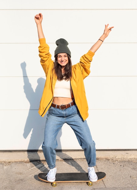 Foto mujer joven con patineta