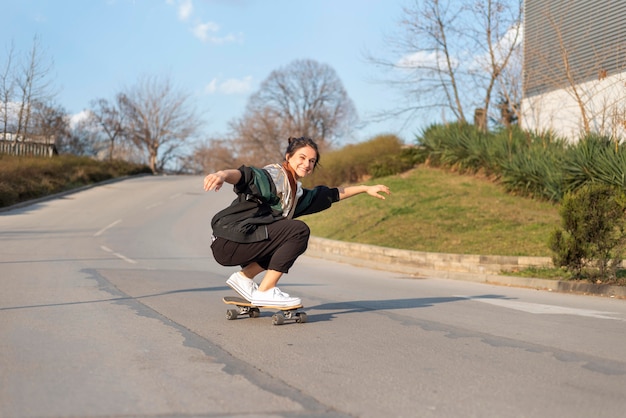 Foto mujer joven con patineta