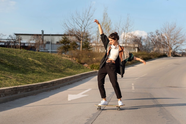 Foto mujer joven con patineta