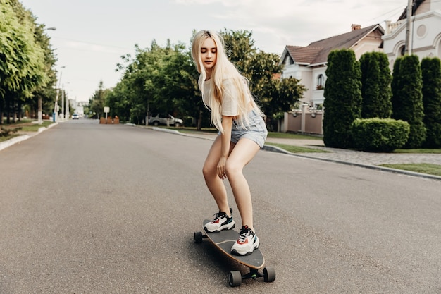 mujer joven con patineta