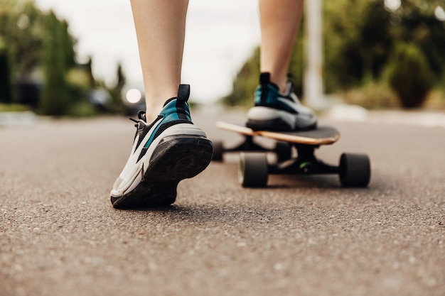 mujer joven con patineta