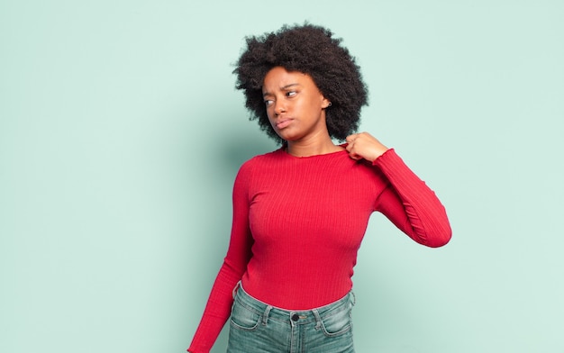 Mujer joven con peinado afro