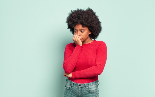 Mujer joven con peinado afro