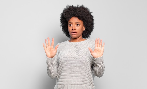 Mujer joven con peinado afro