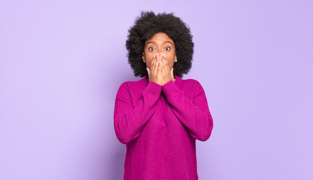 Mujer joven con peinado afro