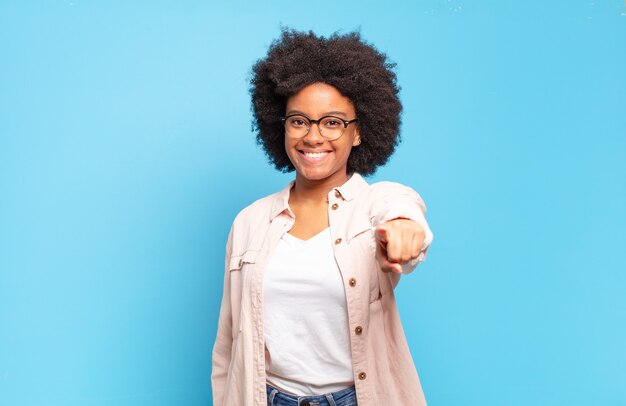 Mujer joven con peinado afro