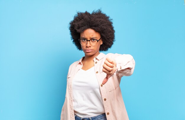 Mujer joven con peinado afro