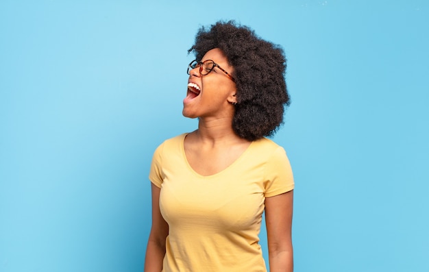 Mujer joven con peinado afro