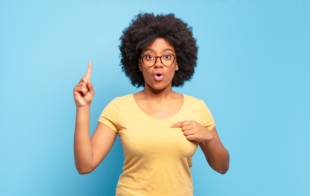 Mujer joven con peinado afro