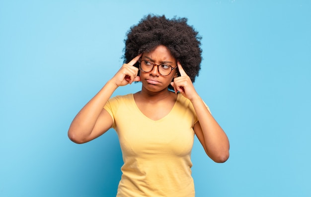 Mujer joven con peinado afro