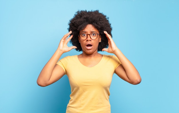 Mujer joven con peinado afro