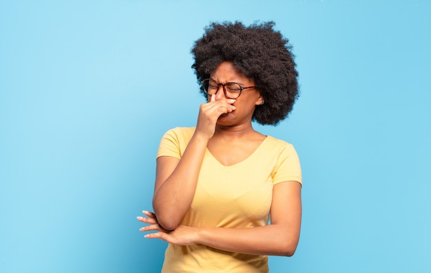 Mujer joven con peinado afro