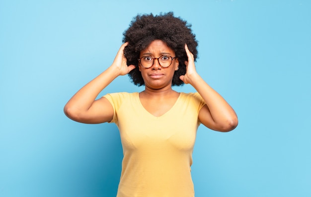 Mujer joven con peinado afro