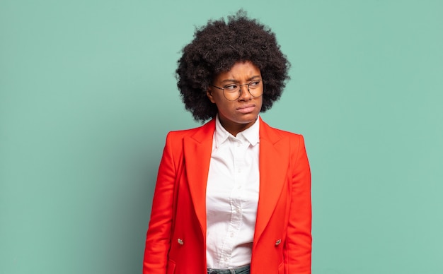 Mujer joven con peinado afro