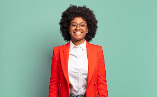 Mujer joven con peinado afro