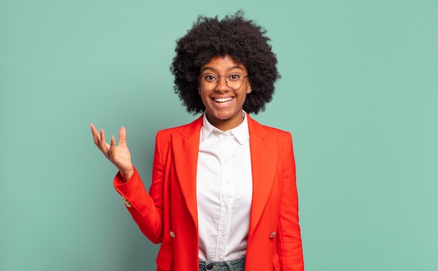 Mujer joven con peinado afro