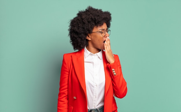 Mujer joven con peinado afro