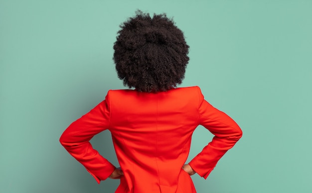 Mujer joven con peinado afro