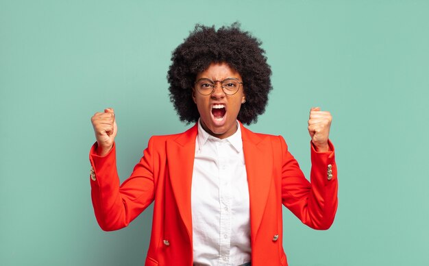 Mujer joven con peinado afro