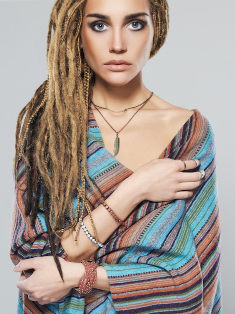 Mujer joven con peinado de trenzas