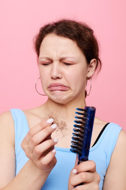 Mujer joven peine el cabello repugnancia pérdida de cabello fondo aislado inalterado