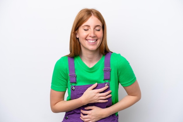 Foto mujer joven pelirroja aislada sobre fondo blanco sonriendo mucho