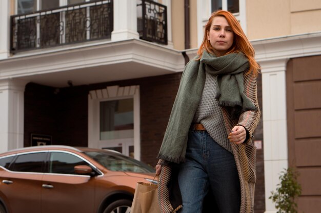 Mujer joven pelirroja en las calles de la ciudad