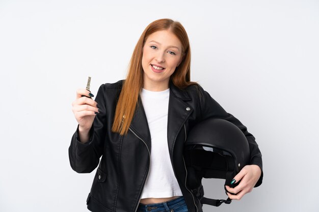 Mujer joven pelirroja con un casco de moto