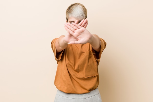 Mujer joven con pelo corto haciendo un gesto de negación