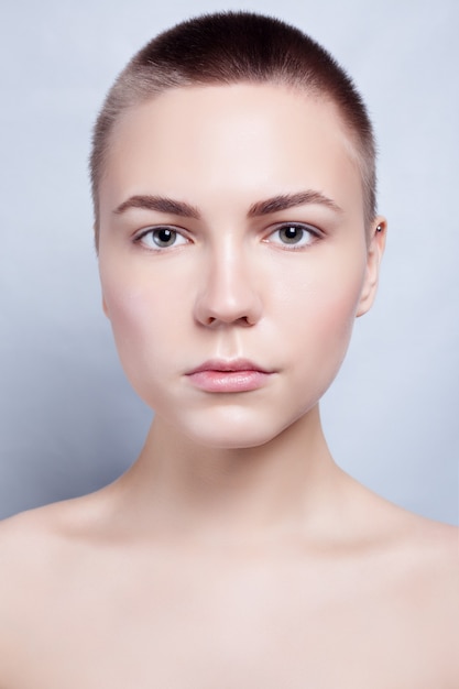 Mujer joven con pelo corto y maquillaje natural