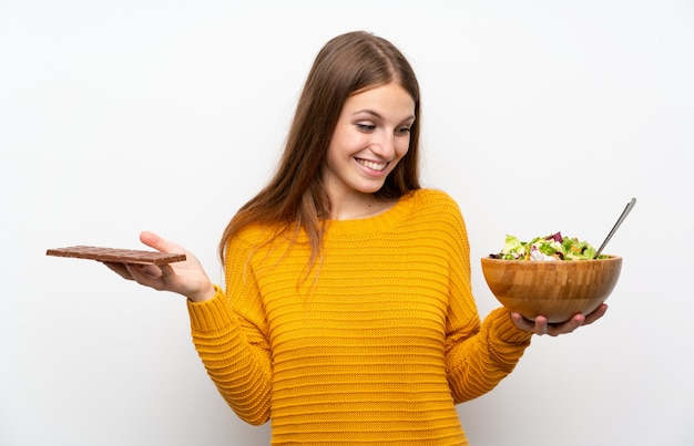 Mujer joven con pelo largo con ensalada