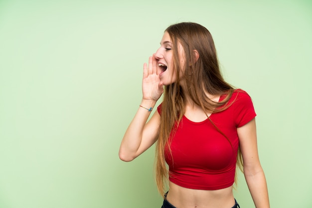 Mujer joven con pelo largo gritando con la boca abierta