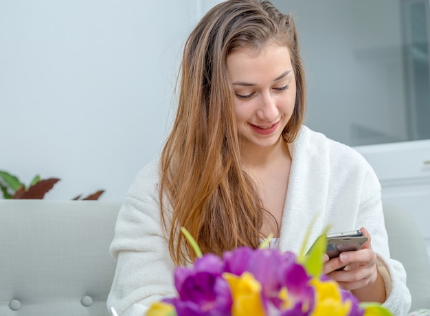 Mujer joven con pelo largo con smartphone