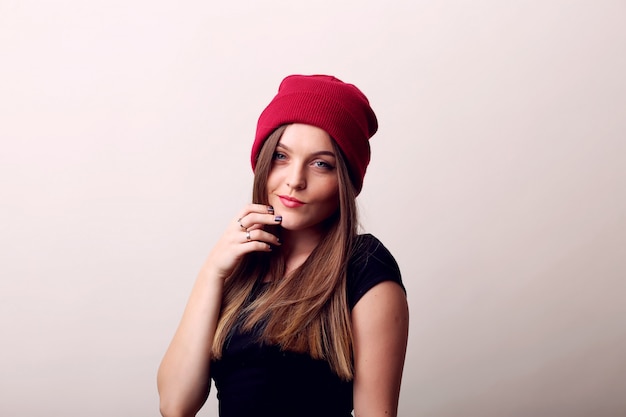 Foto mujer joven con pelo largo y sombrero rojo