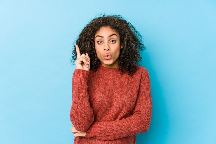 Foto mujer joven de pelo rizado afroamericano que tiene una gran idea, concepto de creatividad.