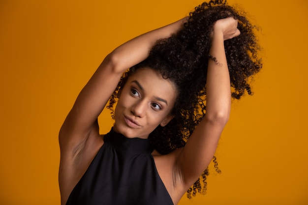 Mujer joven con pelo rizado