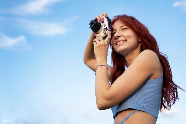 Foto mujer joven con pelo rojo sonriendo