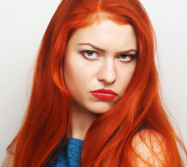 Foto mujer joven con pelo rojo