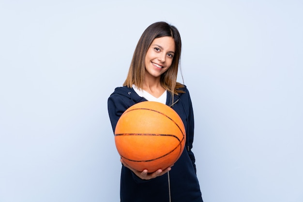 Mujer joven con pelota de baloncesto