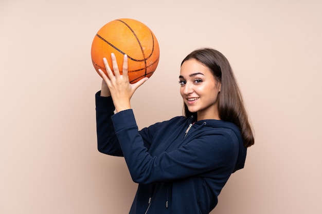 Mujer joven con pelota de baloncesto