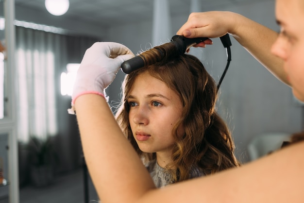 mujer joven, en, peluquería