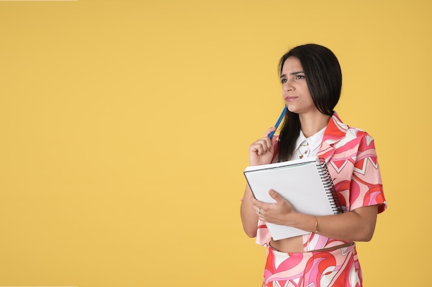 Mujer joven, pensamiento