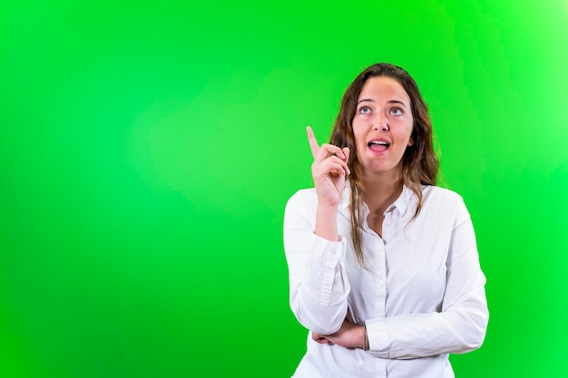 Mujer joven pensando en fondo verde