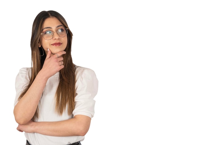 Mujer joven pensativa Empresaria pensando en algo y mirando hacia otro lado copia espacio