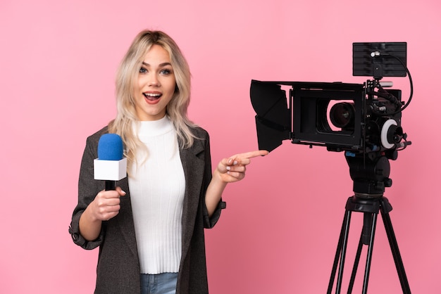 Mujer joven periodista sobre fondo aislado