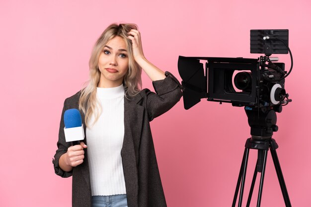 Mujer joven periodista sobre fondo aislado