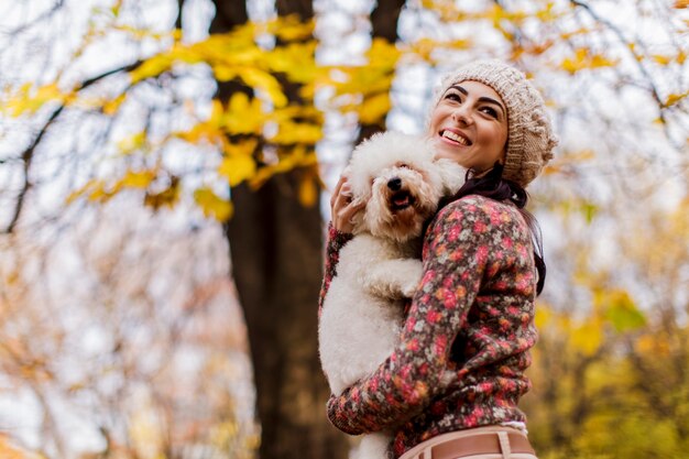 Mujer joven con un perro lindo