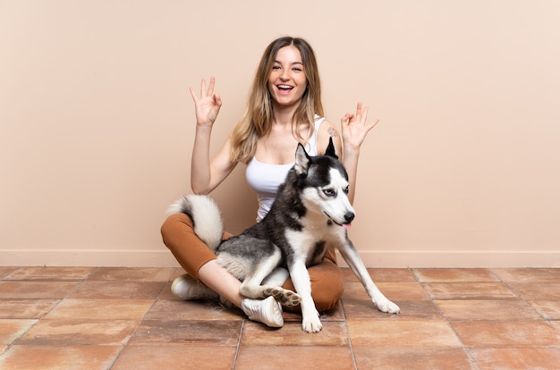 Mujer joven con perro