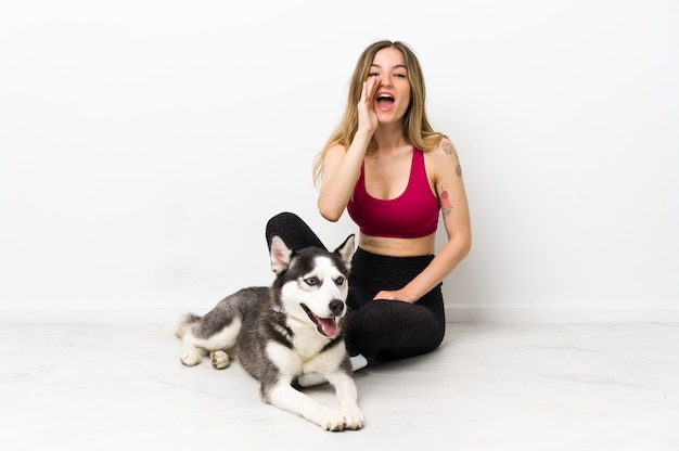 Mujer joven con perro