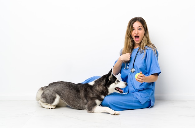 Mujer joven con perro